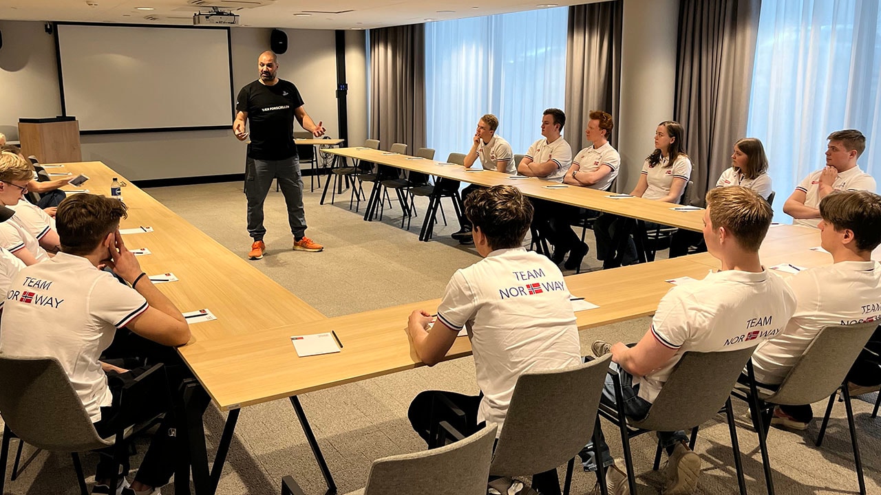 Marco Elsafadi, tidligere basketballspiller på landslagsnivå og en kjent foredragsholder og motivator, lærte utøverne om betydningen av mental trening og det å bygge et godt lag.