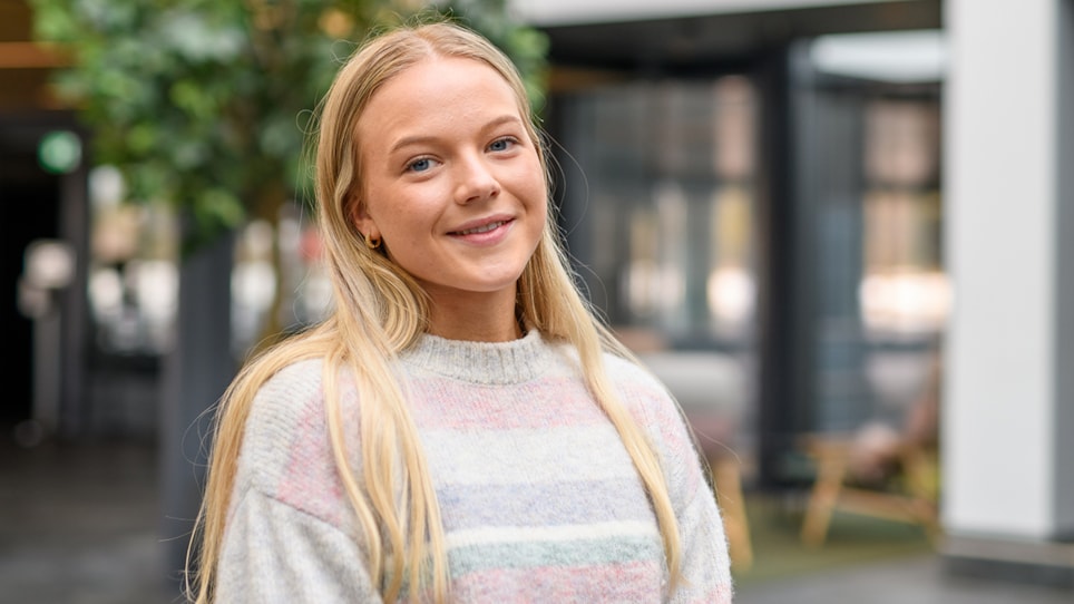 Marie Helseth jobber til vanlig som helsefagarbeider-lærling på Stavanger Universitetssjukehus. Nå er hun utøver på det norske Yrkeslandslaget, og skal konkurrere i Yrkes-VM i Shanghai høsten 2022.