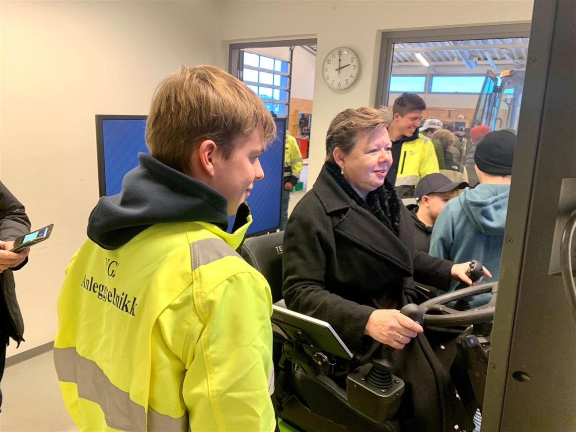 OPPLÆRING: Fylkesrådsleder Siv Henriette Jacobsen fikk også prøve den nye treningssimulatoren.