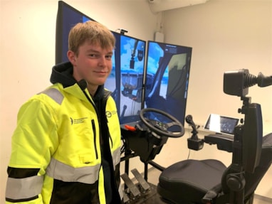FORNØYD: Elev Ole Sivert Bergland er glad for at skolen har fått den nye treningssimulatoren han her står foran | Fotograf: Pål Vikesland, Viken fylkeskommune